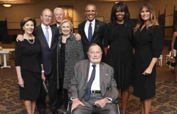 ZAŠTO SE SVI ONI SMEJU NA SAHRANI? Ova fotografija Melanije, Bušovih, Klintonovih i bračnog para Obama je ŠOKIRALA SVET!