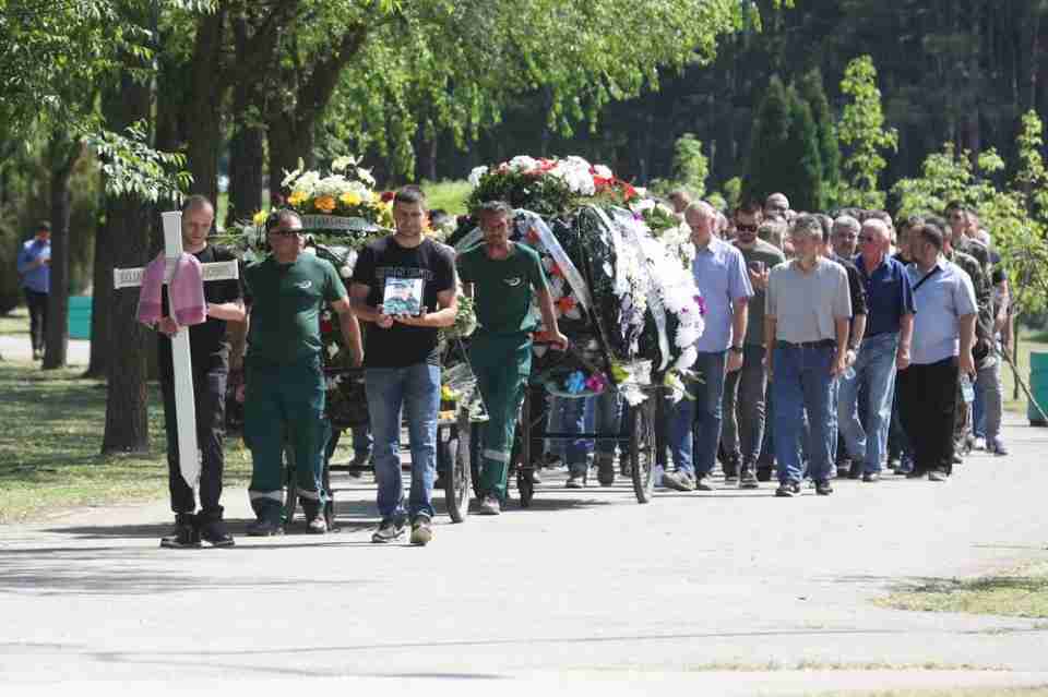 MUK U SREMSKOJ MITROVICI, VRISAK MAJKE PRELOMIO SE NAD BIJELIM KOVČEGOM: Bojanu na vječni počinak ispratila porodica, prijatelji i kolege!