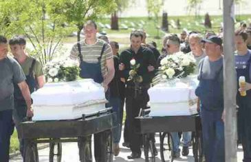 Majka i sin sahranjeni u bijelim kovčezima, otac u suzama: Za par sati ostao bez cijele porodice