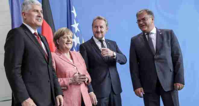 Merkel upita: Ko je odgovoran za okretanje jaganjaca usred Berlina?! Naša trojica odgovoriše: Dervo Sejdić!