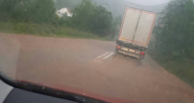 IZNENAĐENJE S NEBA: Krvava kiša zahvatila Bosnu i Hercegovinu…