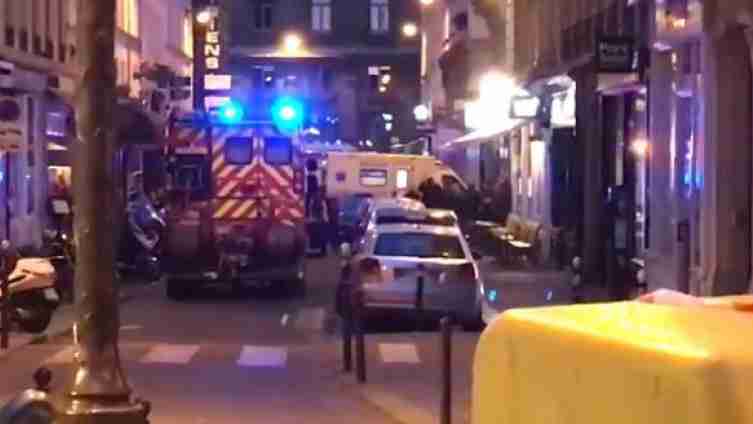 TERORISTIČKI NAPAD U PARIZU: Više osoba povređeno nožem, policija UBILA NAPADAČA !