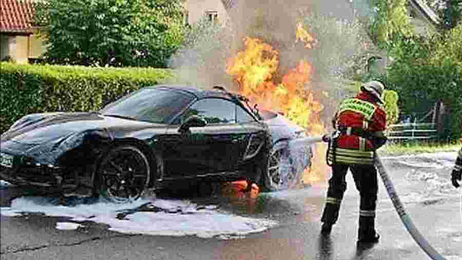 OBRAČUN U SARAJEVU: Luksuzni Porsche zapaljen, izgorila i Škoda…