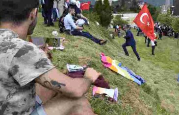 Pomiješale se turska i zastava LGBT populacije: Njemice i ispred Zetre traže svoja prava