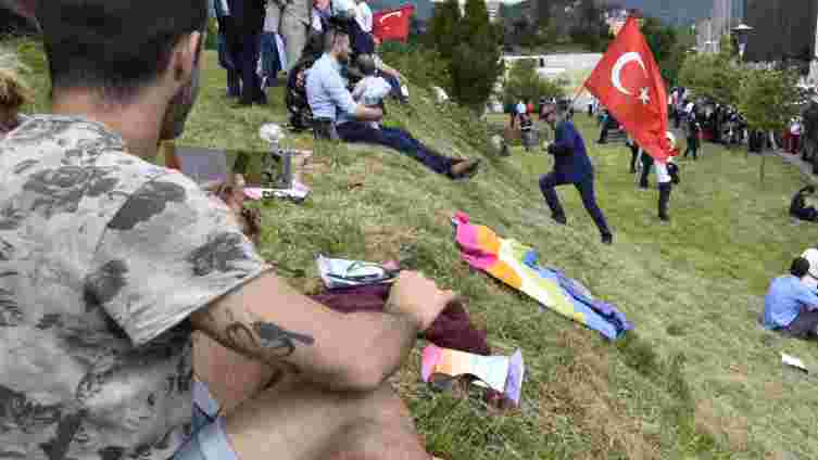 Pomiješale se turska i zastava LGBT populacije: Njemice i ispred Zetre traže svoja prava