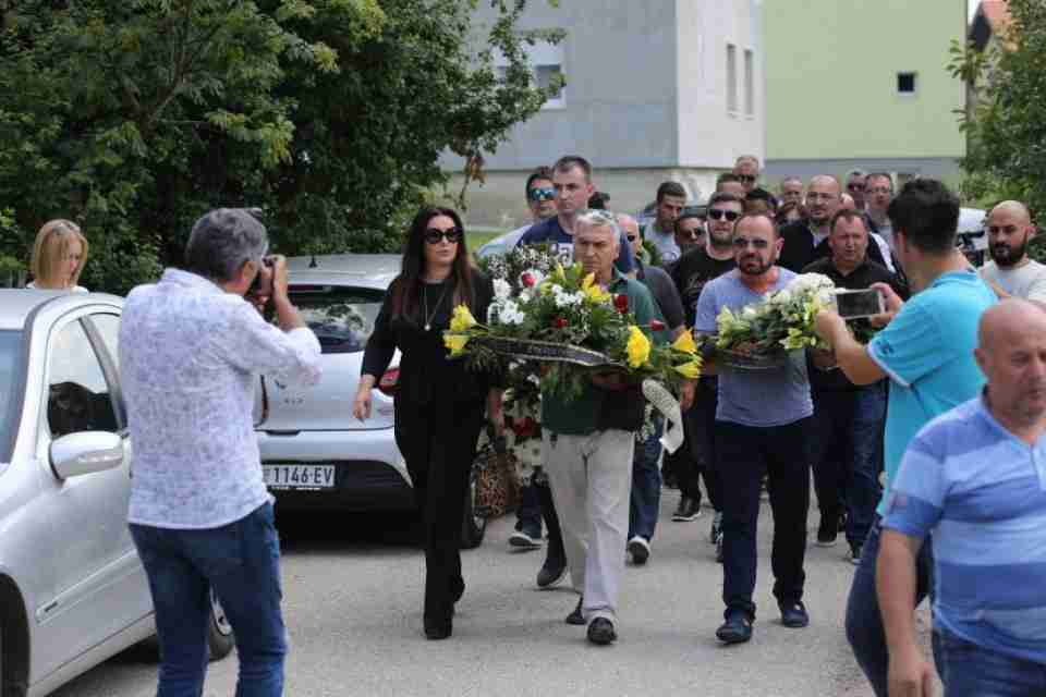 Šaulić, Pejović, Rajović, Kitić, Brunclik… Pola estrade na sahrani Sinana Sakića, potresne scene ispred porodične kuće u Loznici!
