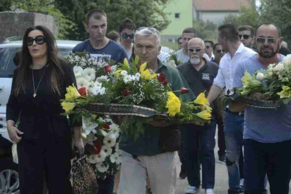 POMIRILI SE PRED DŽENAZU SINANA SAKIĆA: Dragana i Mile zajedno u Loznici!