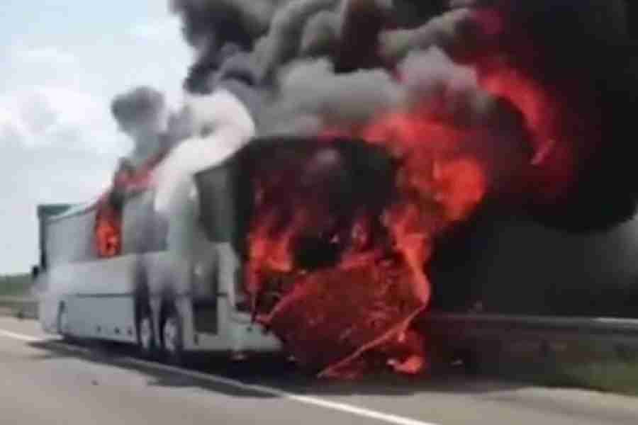 DRAMA NA AUTOPUTU KOD AERODROMA “NIKOLA TESLA”: U potpunosti izgorio hrvatski autobus; “Nestao je doslovno u trenu”