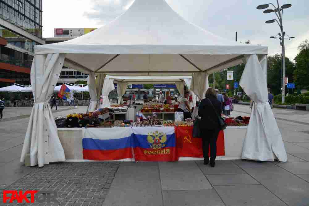 GRAĐANI U ŠOKU: Putinovi portreti, babuške i simboli Novorusije se prodaju na Trgu djece Sarajeva