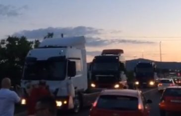 Svatovi iz Hercegovine usijali Internet: Na vjenčanje stigli u masivnim kamionima, ‘pao’ neviđeni ‘show’ na cesti!