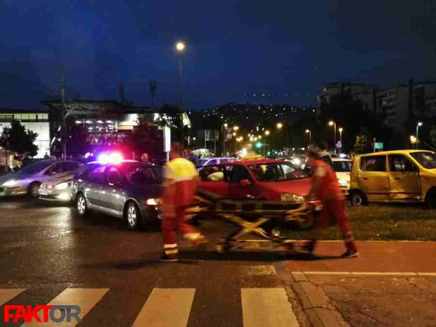 HAOS U SARAJEVU: Težak lančani sudar prouzrokovala grupa mladića koja je bila u bijegu