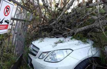 Strašno nevrijeme pogodilo Dalmaciju: Poginuo muškarac, razbijeni auti, krovovi…