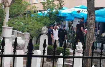 MAHAO NOŽEM: Sarajevska policija razoružala muškarca u haremu džamije Ferhadija