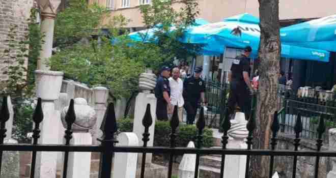 MAHAO NOŽEM: Sarajevska policija razoružala muškarca u haremu džamije Ferhadija