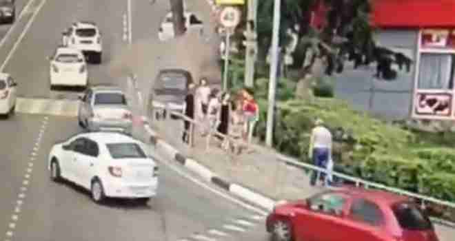 Dramatične scene iz Sočija: Automobilom se zaletio u pješake, jedna osoba poginula, dvije u kritičnom stanju
