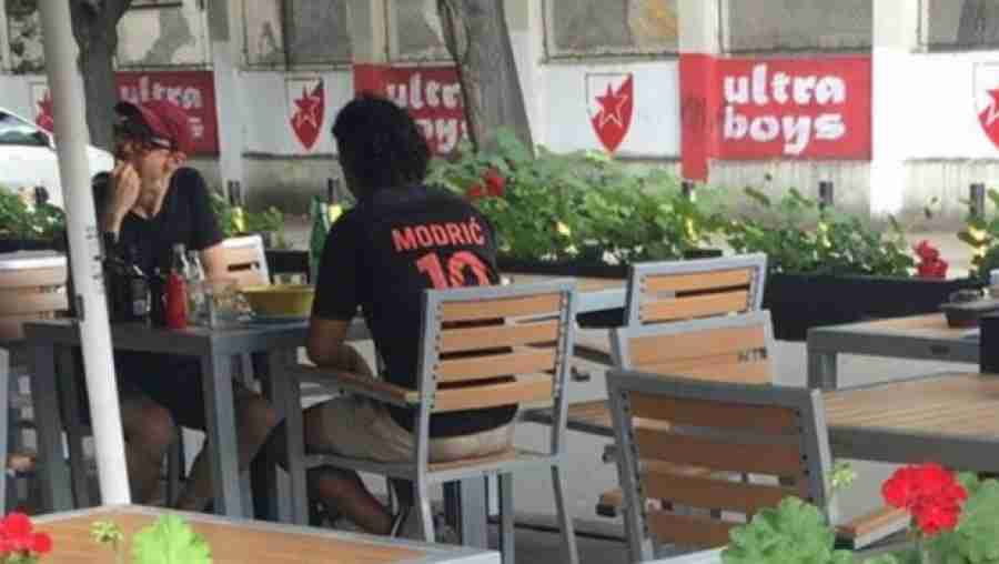 KAKVA GREŠKA: Turist u Modrićevom dresu sjeo u kafić u beogradskom uporištu „Delija“, evo kako je završilo