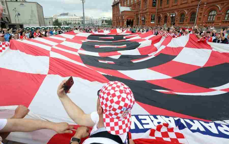MOSKVA GORI: Hrvatski navijači stigli na stadion, porukom na zastavi zahvalili Rusima…