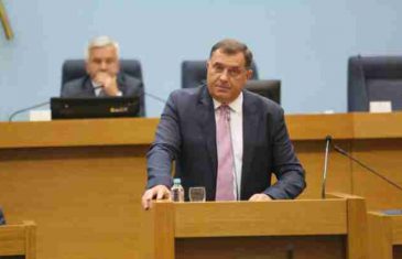 BURNO U PARLAMENTU REPUBLIKE SRPSKE: NSRS na posebnoj sjednici razmatra prijedlog Milorada Dodika…