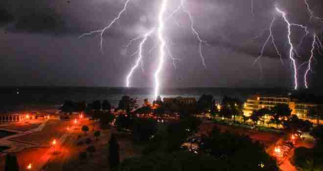 Snažne oluje poharale jadransku obalu: Grom udario turistu u Istri, Dubrovnik pod vodom…