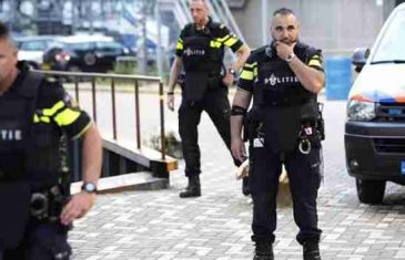 POLICIJSKA BRUTALNOST NA DJELU: Holandska policija vodenim topovima i palicama na…