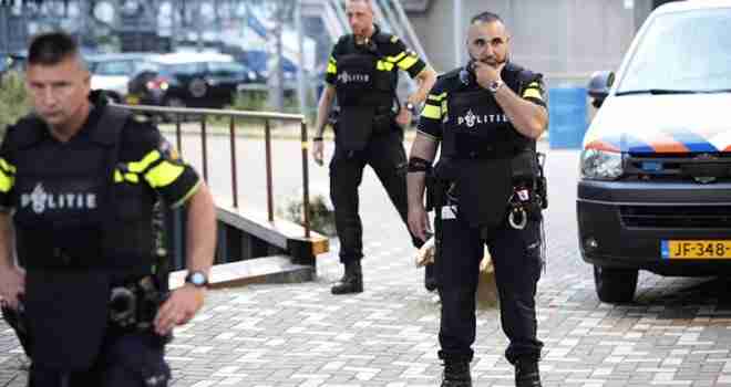 POLICIJSKA BRUTALNOST NA DJELU: Holandska policija vodenim topovima i palicama na…
