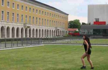 Umjetnica iz Bosne i Hercegovine skinula gaćice i urinirala na njemačkom travnjaku