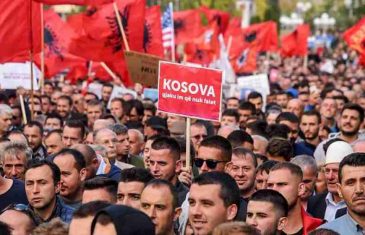 DOČEK KOJI NIJE OČEKIVAO NAKON GAZIVODA: Protesti u Prištini protiv Hashima Thacija, Albanci traže…