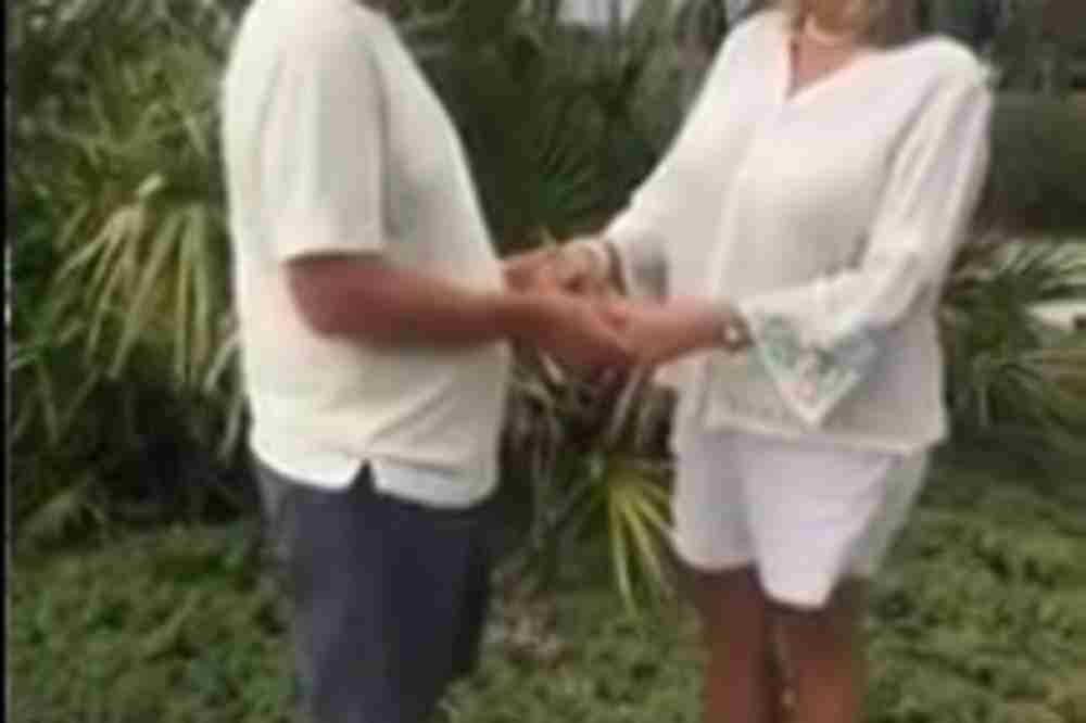 LJUBAV JAČA I OD URAGANA: Američki par se vjenčao na plaži dok ubistvena oluja ruši obalu Sjeverne Karoline