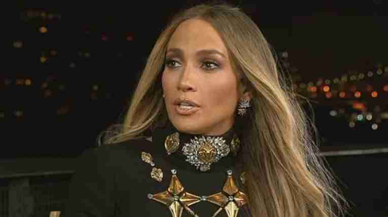 Nezgoda na nastupu: Jennifer Lopez htjela pružiti ruku fanovima pa pala na svoju slavnu za*njicu