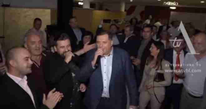 Ovako se sinoć slavilo u cetrali SNSD-a, nikad grlatiji Dodik prihvatio se mikrofona: Pogodite šta je zapjevao…