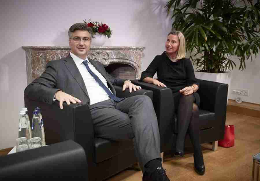 PLENKOVIĆ U BRISELU DOBIO KRILA, MOGHERINI MU IH POTKRESLA: Poručila mu da ga NIJE SHVATILA U VEZI KOMŠIĆA…