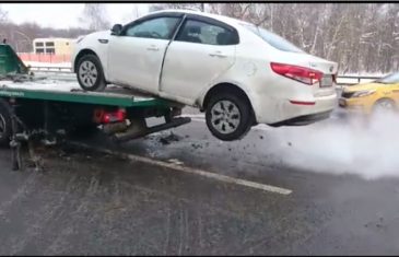 Ludi ruski vozač: Nije dozvolio da mu “pauk” odnese auto