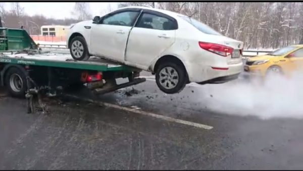 Ludi ruski vozač: Nije dozvolio da mu “pauk” odnese auto