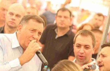 “OJ SRBIJO, NE TREBA TI VIŠE, POLA BOSNE ĆIRILICOM PIŠE”: Dodik zapjevao ispod šatora na Manjači
