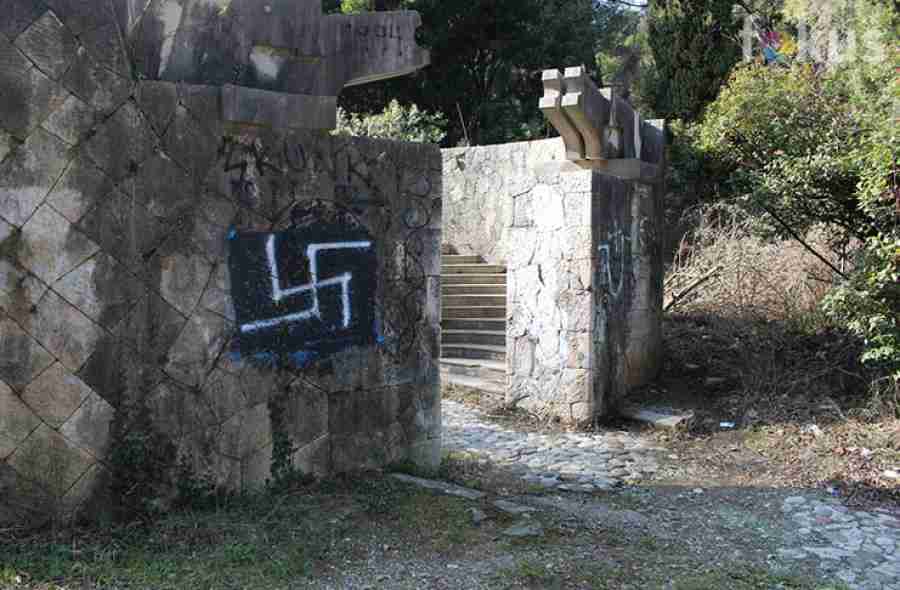 VANDALI U AKCIJI UOČI DANA DRŽAVNOSTI BiH: “Napad na Partizansko groblje u Mostaru je napad na državu”