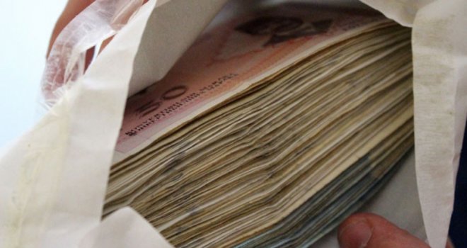 Sam sebi isplaćivao novac: Radnik banke sa računa klijenata ukrao…