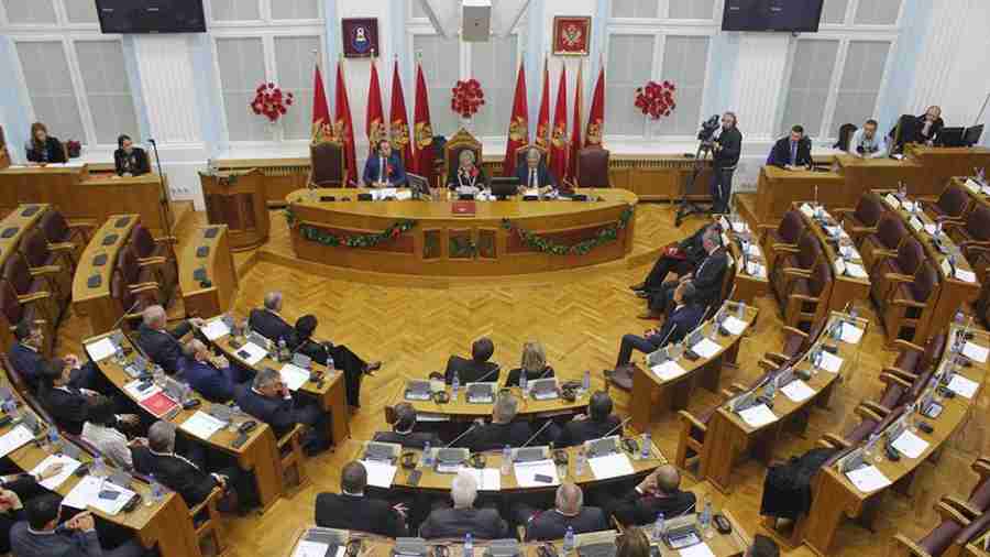 NEZAPAMĆENI HAOS U SKUPŠTINI: “Bošnjački političari nam ovdje drže pridiku, a mi, srpski političari, ovdje moramo da stojimo da nas neko ponižava”