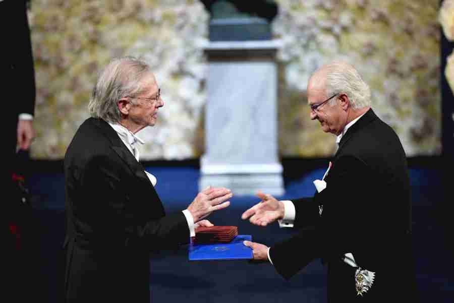 EVROPO, SRAMI SE: Švedski kralj Karl Gustav zvanično uručio Nobelovu nagradu Peteru Handkeu (FOTO)