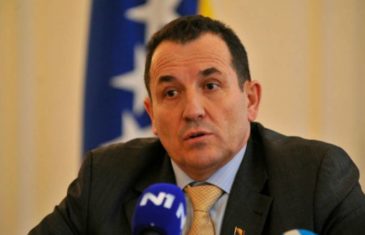 SELMO CIKOTIĆ ZVONI NA UZBUNU: „Sigurnosna situacija u BiH je narušena, pokušava se politikom dobiti ono što se nije USPJELO RATOM…“