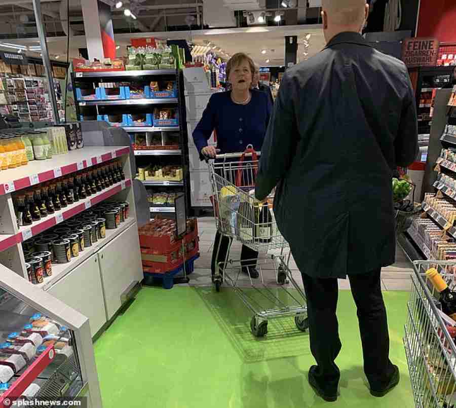 Njemačka kancelarka Angela Merkel snimljena bez zaštitne maske u supermarketu, kupuje sapun i toalet papir…