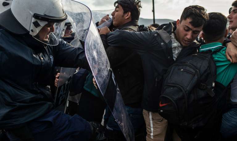 Neredi u kampu Lipa: Migranti kamenjem gađali policiju, specijalci na terenu