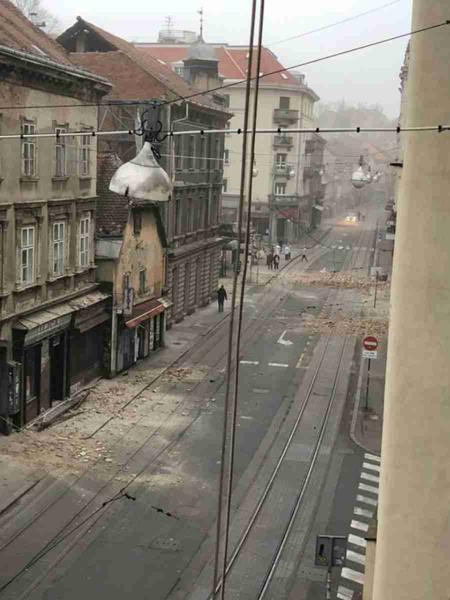 DVA SNAŽNA POTRESA UZDRMALA HRVATSKU: Užasni prizori iz Zagreba, dio grada nema struje, fasade se obrušile na vozila, LJULJALO SE I U BANJOJ LUCI…