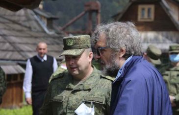NE POMAŽE VODA, MAJKO: Ruski vojni medicinari, umjesto Kliničkog centra u Mostaru, dezinficirali EMIRA KUSTURICU i njegov “Drvengrad”