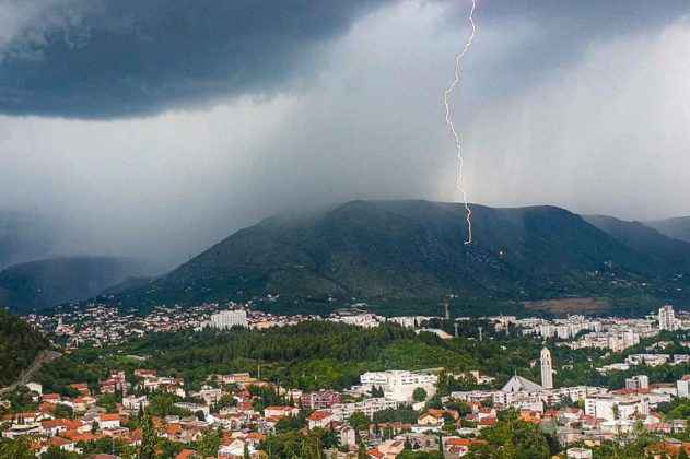 ZASTRAŠUJUĆI SNIMCI IZ GRADA NA NERETVI: Snažna oluja poharala Mostar, razbacane terase, poplavljeni lokali, odroni…