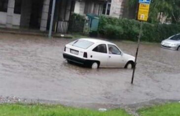 PLJUŠTALA KIŠA, TUKAO GRAD, SVE POPLIVALO: Snažno nevrijeme poharalo državu, EVO GDJE JE NAJKRITIČNIJE