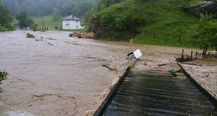 Voda se probija u kuće: Poplave ozbiljno prijete mjestima u Srebreniku, Kladnju, Sapni…