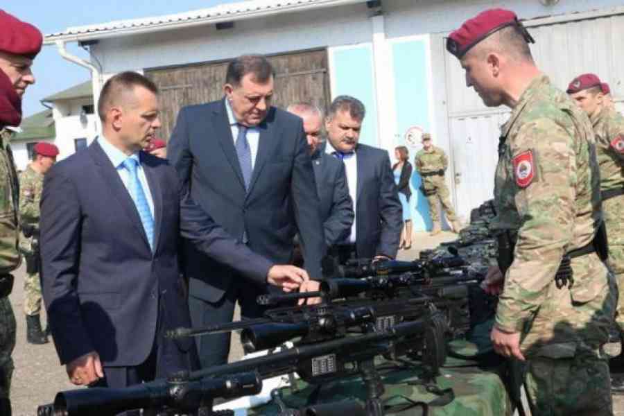 DOK DODIK UVJEŽBAVA SPECIJALCE: MUP Republike Srpske namjerava nabaviti hiljadu automatskih pušaka i dva drona “Gavrana-ubice”