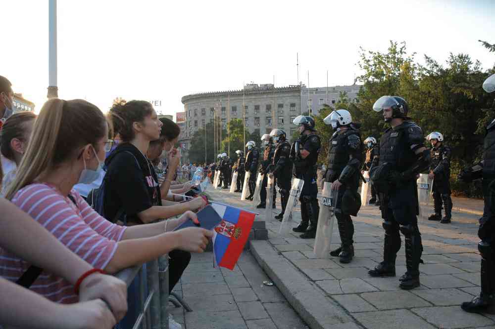 ZAPALJENA NARODNA SKUPŠTINA?! Demonstranti bakljama napali policiju, ona uzvratila suzavcem!