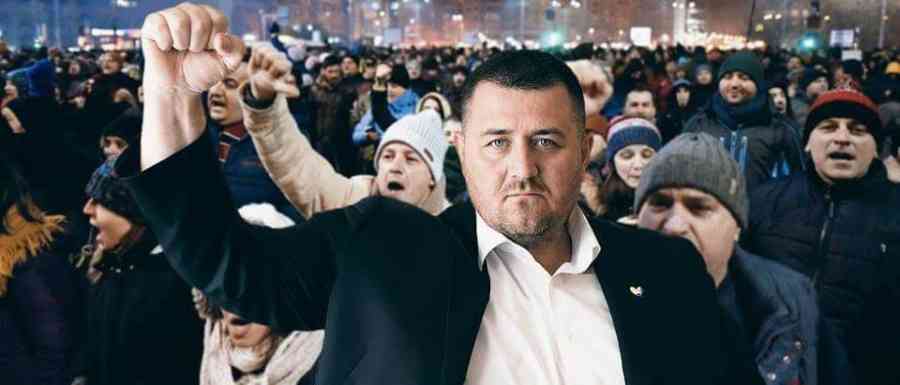 OVO IMA SAMO KOD NAS: Bosanskohercegovački političar u kampanji dijeli novac građanima, poznat je po tome što mu se na zakazanim protestima NIJE POJAVIO NIKO…