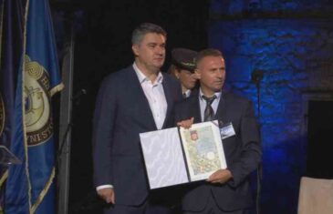 DIREKTNO U RUKE BJEGUNCU OD PRAVDE: Zoran Milanović uručio odlikovanje Zlatanu Miji Jeliću…